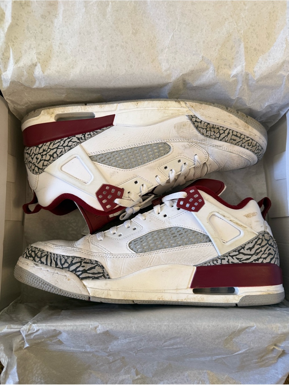 Jordan• Spizike Low in White, Team Red, Wolf Grey